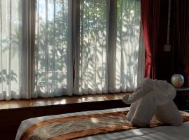 Why Worry Homestay & Caf&eacute;，位于Ban Talat Khwai的带停车场的酒店