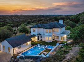 Private Pool Backyard BBQ Grill Luxurious Home，位于Driftwood的酒店