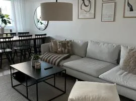 Valoisa kaksio merimaisemalla keskustassa