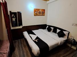 Hotel Chandra Aditya 1 KM from lake，位于奈尼塔尔的酒店