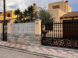 Precioso chalet en la playa de Tavernes de la Valldigna，位于塔韦尔内斯德拉瓦利迪格纳的酒店