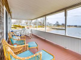 Dreamy Waterfront Westbrook Home on Private Beach，位于韦斯特布鲁克的酒店