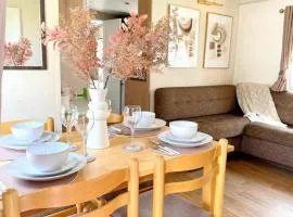 Harwich - Caravan - Sleeps 10 - Garden - Pool