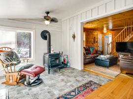 Center Ossipee Cabin with Game Room and Fire Pit!，位于Center Ossipee的酒店