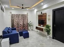 Near gaur city mall, 2BHK spacious society flat FF