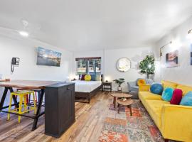 Striking Queen Deluxe Studio w/Kitchenette #114 at Donner Lake Village，位于特拉基的酒店