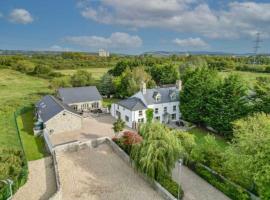 8 Bedroom Farmhouse with Pool Complex 5 mins from Celtic Manor，位于纽波特的酒店