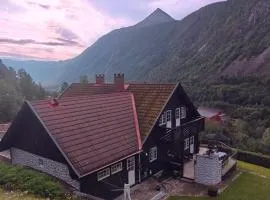 Fritt beliggende stor enebolig med høy standard