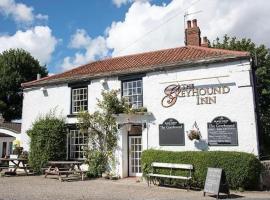 The Greyhound, Hackforth Near Bedale，位于Hackforth的酒店