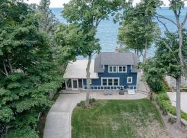 Lake Michigan Beach Cottage - beach access and stunning views.，位于West Olive的酒店