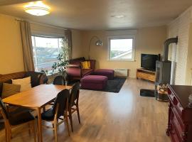 Cozy home with a fireplace, well connected to bus, quiet and view over the fjord，位于特隆赫姆的酒店