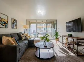 Modern Condo - Get to Old Town in Minutes!