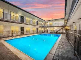 Fully Equipped 1BR with King Bed, Pool & Free Parking