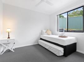 Valerie's Serene Laneway Retreat，位于Tumbi Umbi的酒店