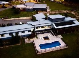 Luxury Mandalong Mansion with Pool & Spa