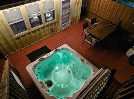Hot Tub Relax Haven with Firepit and Gameroom，位于金斯顿的酒店