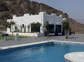 Moon night resort For Family and groups，位于Sharm的带停车场的酒店