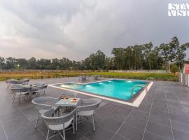 StayVista at Villa Solace with Lawn，位于钱德加尔的酒店