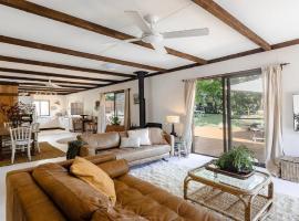 Coastal Vintage Cottage Brimming With Character and Charm Just Moments To Beaches, Bay and Cafes，位于克里卡尔的酒店