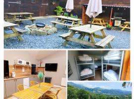 Entire Private Bunkhouse Bungalow sleeps up to 36 People，位于多尔盖罗的酒店