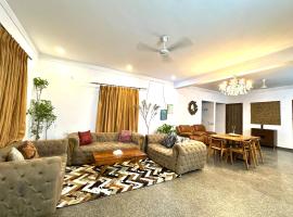 Entire 3 BHK villa in sector 38 Gurgaon，位于古尔冈的酒店