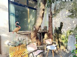 villa with perfect garden in XUHUI nearby art museum，位于上海的酒店