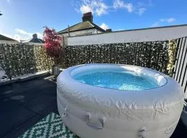 Central Eastbourne Escape with Rooftop Jacuzzi