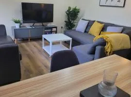 The Grove- 3 Bed Detatched House Wolverhampton- Families and Contractors- Near Town Centre and Molineux Stadium