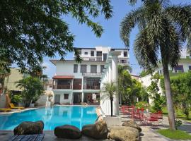 Club De Novo Hotel，位于Butwāl帕伊拉瓦机场 - BWA附近的酒店