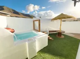 Bungalow Ahul Famara con pequeña piscina