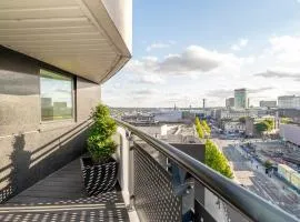 Stylish 2 Bedroom Apartment - City Centre - Large Balcony - Secure Parking 1001M