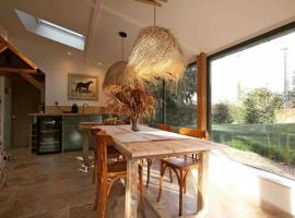 Cottage Normand avec sa grande piscine chauffée toute l année sur parc arboré et clos En plein coeur de la campagne adapté aux kids et Dog friendly，位于Saint-Antonin-de-Sommaire的酒店