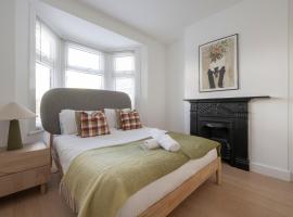 Cosy 4 bed with free parking, Chatham Town Centre，位于查塔姆的酒店