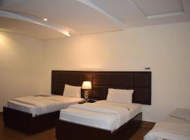 Hotel SR Lounge Multan，位于木尔坦的酒店