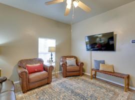 Historic Home Half-Mile to Downtown Guthrie!，位于加斯里的酒店