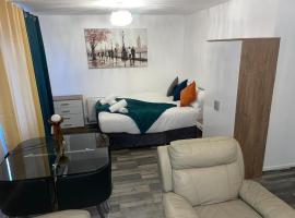 Cozy Private Room Near Shops & Transport in Enfield，位于恩菲尔德的酒店