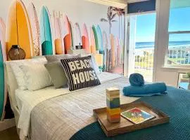 Luxury Beachfront Studio - Private Balcony with Ocean View - Heated Pool - Hot Tub - Tiki Bar - Sauna