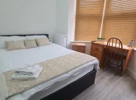 Highfield House - Parking, Private Bathroom, Serving Contractors, Santa Pod!!!!!