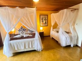 Pousada Arraial Colonial, Localizada no Centrinho e de Fácil Acesso a Praia e a Rua Mucugê，位于阿拉亚尔达茹达的酒店