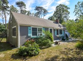 Peace and Quiet & Spacious Back Deck，位于韦尔弗利特的酒店