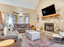 Spacious Home in Helen with Porch and Balcony!，位于海伦的酒店