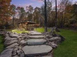 The Cozy Blue Chalet, 4min to Lake, Firepit, BBQ & Gazebo