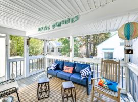 2 Mi to Boardwalk Home with Deck in Bethany Beach!，位于贝瑟尼滩的酒店