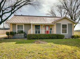 9 Mi to Downtown Lubbock Home with Yard，位于拉伯克的酒店
