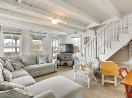 Charming Westbrook Cottage, Steps to Private Beach，位于韦斯特布鲁克的酒店