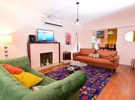 Two Pines, whole home in Tullamarine near airport!
