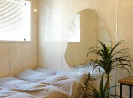 ROOMs 002 カフェ併設 綺麗なワンルーム 分倍河原駅から徒歩3分，位于府中市的酒店