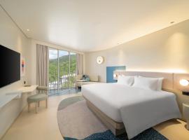 Centara Karon Resort Phuket，位于卡伦海滩的酒店