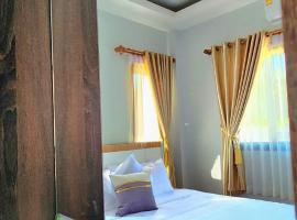 Sisters Real Escapes - Private Bedroom with Shared Bathroom，位于美索的带泳池的酒店