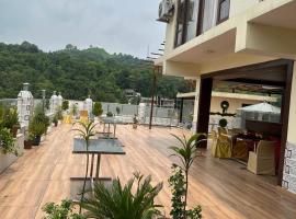 Hotel Anant Restaurant And Bar，位于马恩迪的酒店
